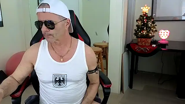 Snapshot of hotdadbod chatting on December 7, 9:11 pm hotdadbod online show from December 7, 9:11 pm