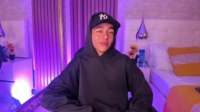 KyleeSmiith online show from June 18, 9:14 am