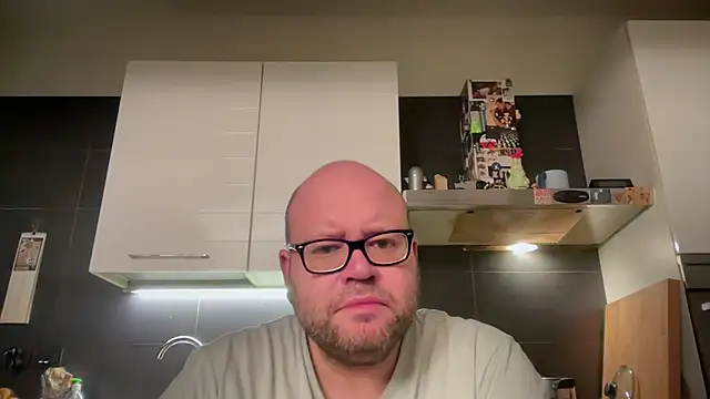 Snapshot of theitalianbear chatting on December 3, 5:41 am theitalianbear online show from December 3, 5:41 am