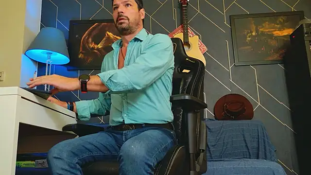 Snapshot of ChrisKox chatting on October 5, 7:45 am ChrisKox online show from October 5, 7:45 am
