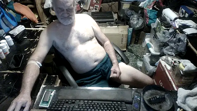 Snapshot of russtee chatting on October 6, 7:29 pm russtee online show from October 6, 7:29 pm