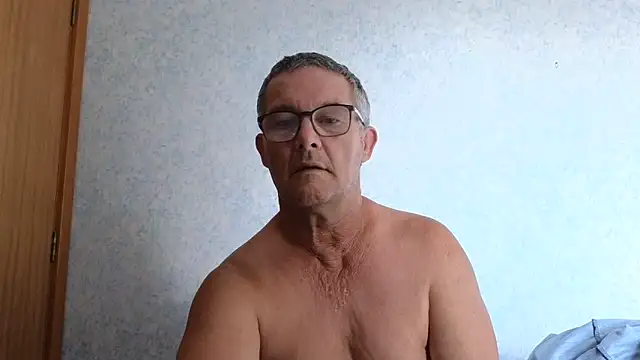 Snapshot of bigballnz chatting on February 19, 6:44 am bigballnz online show from February 19, 6:44 am