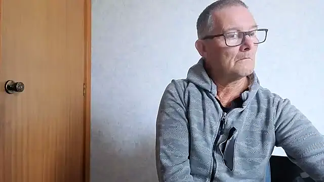 Snapshot of bigballnz chatting on October 3, 8:47 pm bigballnz online show from October 3, 8:47 pm