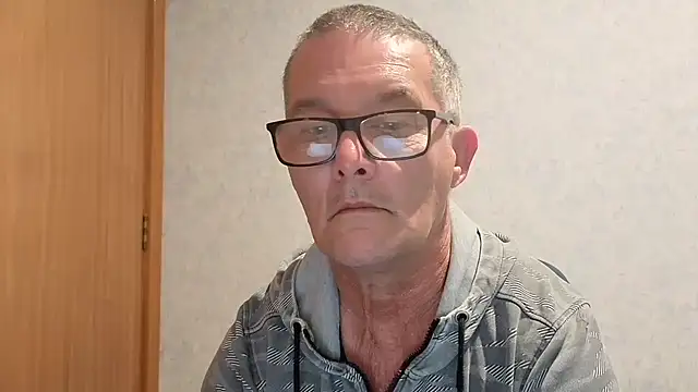 Snapshot of bigballnz chatting on October 1, 7:34 am bigballnz online show from October 1, 7:34 am