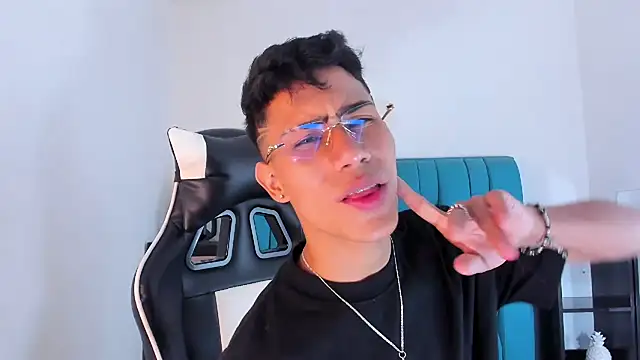 Snapshot of AlanNaughty chatting on February 6, 8:56 pm AlanNaughty online show from February 6, 8:56 pm