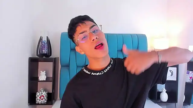 Snapshot of AlanNaughty chatting on January 21, 3:27 am AlanNaughty online show from January 21, 3:27 am