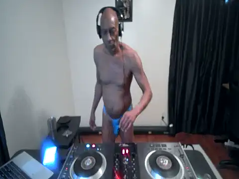Snapshot of longdick4you8686 chatting on February 1, 1:02 am longdick4you8686 online show from February 1, 1:02 am