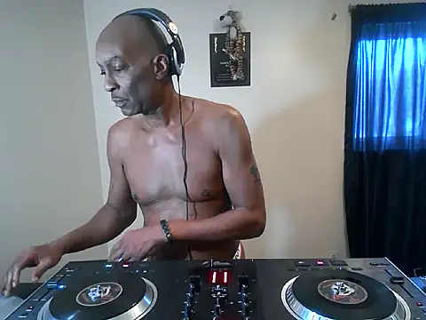 Snapshot of longdick4you8686 chatting on February 18, 8:04 pm longdick4you8686 online show from February 18, 8:04 pm