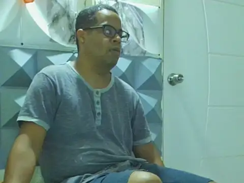 Snapshot of thesugar32 chatting on October 12, 2:00 pm thesugar32 online show from October 12, 2:00 pm