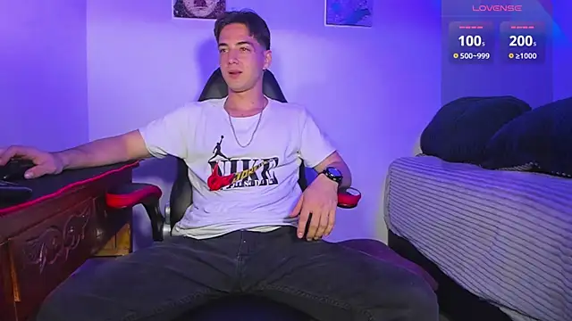 Snapshot of Alex_smith00 chatting on February 23, 1:42 am Alex smith00 online show from February 23, 1:42 am