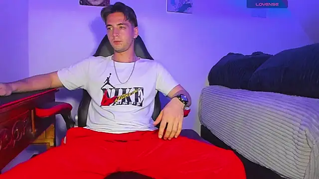 Snapshot of Alex_smith00 chatting on February 27, 1:24 am Alex smith00 online show from February 27, 1:24 am