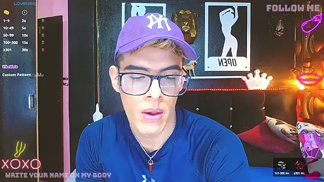 Snapshot of angel_sexyevil chatting on January 6, 12:24 pm angel sexyevil online show from January 6, 12:24 pm