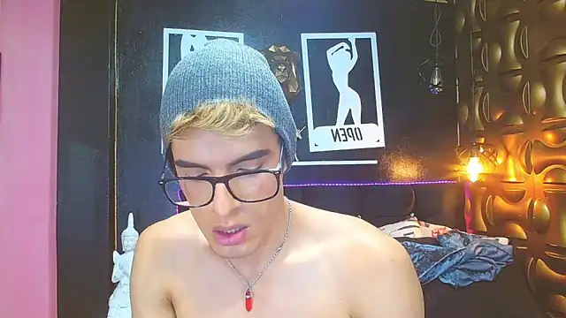 Snapshot of angel_sexyevil chatting on December 29, 12:34 pm angel sexyevil online show from December 29, 12:34 pm