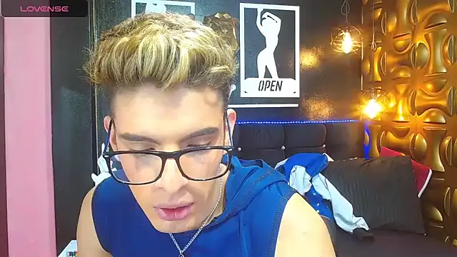 Snapshot of angel_sexyevil chatting on December 15, 12:28 pm angel sexyevil online show from December 15, 12:28 pm