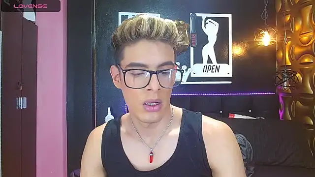 Snapshot of angel_sexyevil chatting on December 12, 12:22 pm angel sexyevil online show from December 12, 12:22 pm