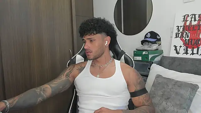 Snapshot of Alessandro_Vanni chatting on September 30, 1:03 pm Alessandro Vanni online show from September 30, 1:03 pm