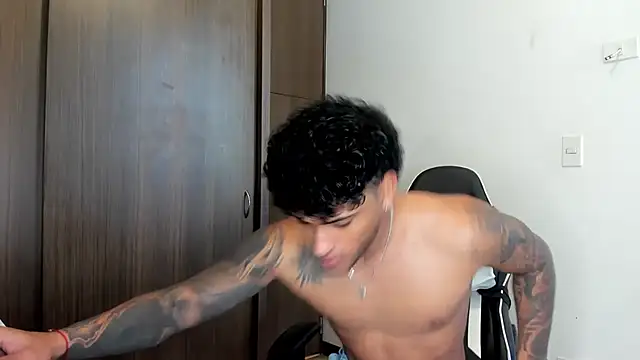Snapshot of Alessandro_Vanni chatting on February 2, 7:46 pm Alessandro Vanni online show from February 2, 7:46 pm