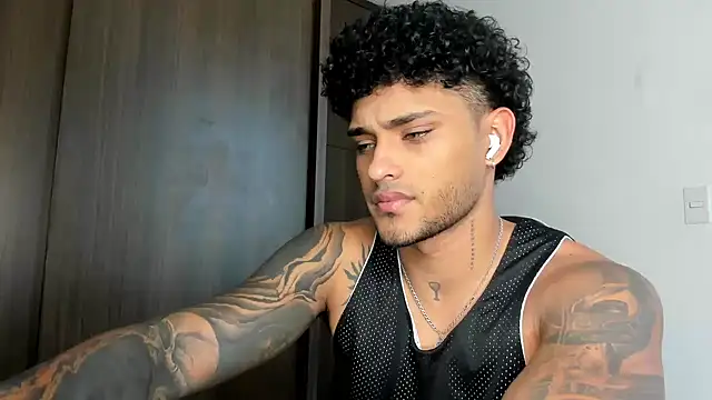 Snapshot of Alessandro_Vanni chatting on February 3, 7:10 pm Alessandro Vanni online show from February 3, 7:10 pm