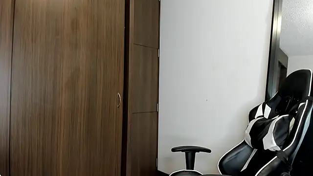 Snapshot of Alessandro_Vanni chatting on January 6, 12:27 am Alessandro Vanni online show from January 6, 12:27 am