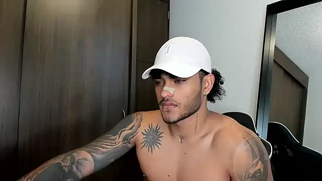 Snapshot of Alessandro_Vanni chatting on December 22, 3:11 pm Alessandro Vanni online show from December 22, 3:11 pm