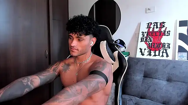 Snapshot of Alessandro_Vanni chatting on October 7, 1:04 pm Alessandro Vanni online show from October 7, 1:04 pm