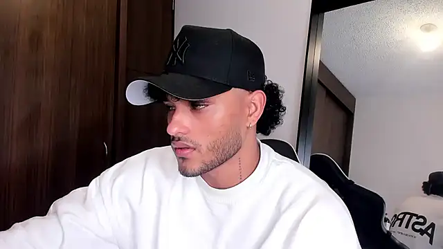 Snapshot of Alessandro_Vanni chatting on December 23, 10:44 pm Alessandro Vanni online show from December 23, 10:44 pm