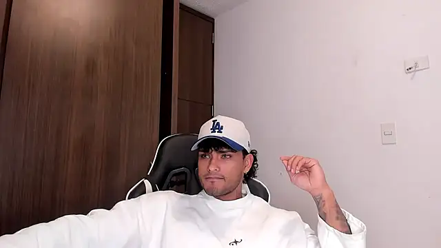 Snapshot of Alessandro_Vanni chatting on January 24, 12:20 pm Alessandro Vanni online show from January 24, 12:20 pm