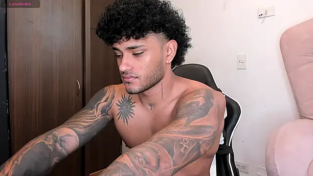 Snapshot of Alessandro_Vanni chatting on December 3, 12:16 pm Alessandro Vanni online show from December 3, 12:16 pm