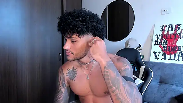 Snapshot of Alessandro_Vanni chatting on September 29, 12:57 pm Alessandro Vanni online show from September 29, 12:57 pm