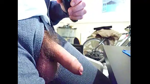 hairyuncut00 online show from April 22, 4:34 pm