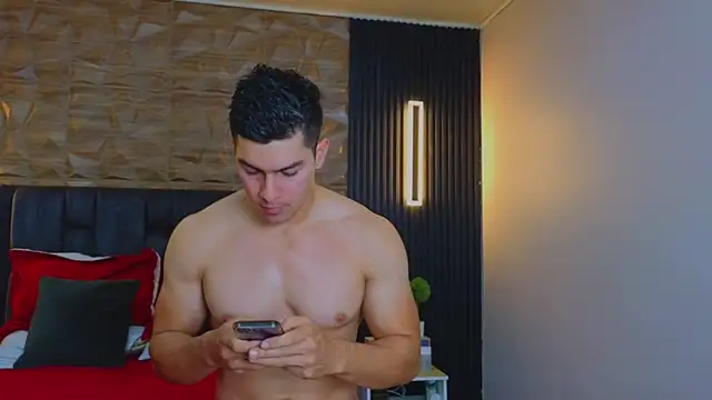 Snapshot of FelipeAndMarcello3 chatting on March 8, 8:24 pm FelipeAndMarcello3 online show from March 8, 8:24 pm
