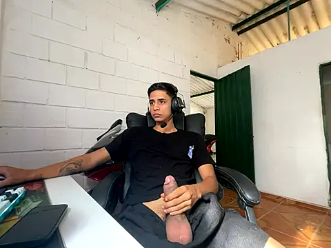 Snapshot of Max_TheHorseDick chatting on September 10, 1:43 pm Max TheHorseDick online show from September 10, 1:43 pm