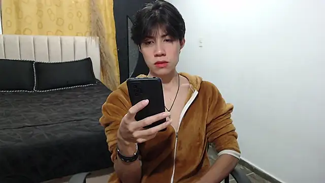 Snapshot of Elio-cam chatting on December 6, 8:05 am Elio-cam online show from December 6, 8:05 am