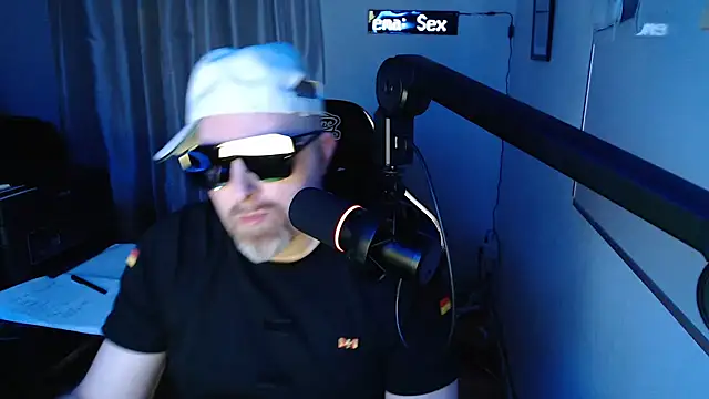 Snapshot of DerPornoPete chatting on February 1, 10:34 pm DerPornoPete online show from February 1, 10:34 pm