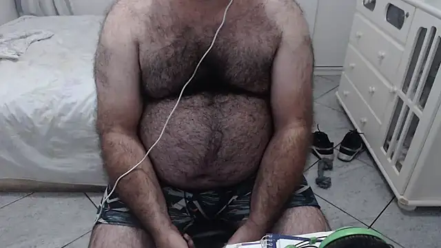 Snapshot of MysterBearMG chatting on February 14, 11:32 pm MysterBearMG online show from February 14, 11:32 pm