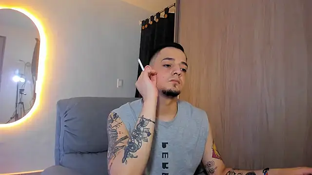 Snapshot of alejandro_calderon1 chatting on February 24, 5:00 am alejandro calderon1 online show from February 24, 5:00 am