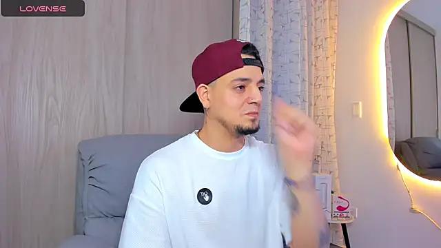 Snapshot of alejandro_calderon1 chatting on October 2, 4:38 am alejandro calderon1 online show from October 2, 4:38 am