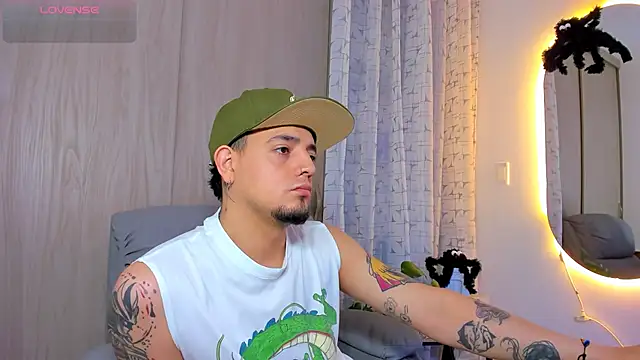 Snapshot of alejandro_calderon1 chatting on October 17, 5:11 am alejandro calderon1 online show from October 17, 5:11 am