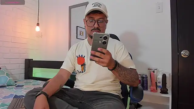 Snapshot of DaviidEvans_ chatting on October 11, 8:29 am DaviidEvans online show from October 11, 8:29 am