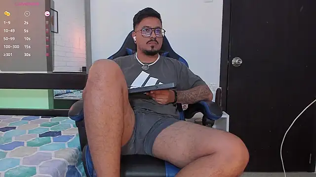 Snapshot of DaviidEvans_ chatting on October 13, 10:10 am DaviidEvans online show from October 13, 10:10 am