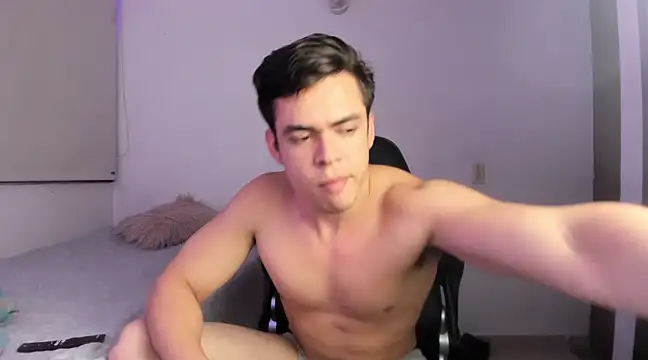 Snapshot of Lucian_Gomez_ chatting on February 6, 5:14 am Lucian Gomez online show from February 6, 5:14 am