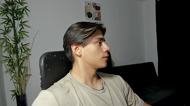 Snapshot of Giordano_Russo chatting on February 9, 12:40 am Giordano Russo online show from February 9, 12:40 am