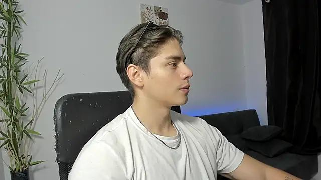 Snapshot of Giordano_Russo chatting on December 24, 8:49 pm Giordano Russo online show from December 24, 8:49 pm