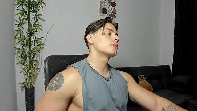 Snapshot of Giordano_Russo chatting on February 26, 10:18 pm Giordano Russo online show from February 26, 10:18 pm