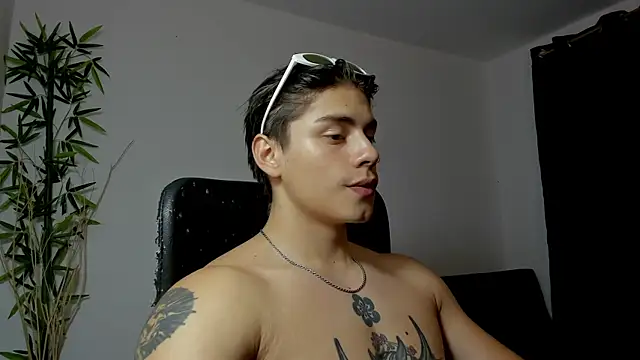 Snapshot of Giordano_Russo chatting on February 16, 12:00 am Giordano Russo online show from February 16, 12:00 am
