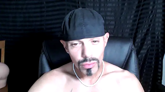 Snapshot of ThickD2C chatting on February 15, 5:39 pm ThickD2C online show from February 15, 5:39 pm