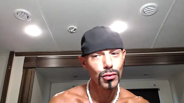 Snapshot of ThickD2C chatting on October 5, 5:50 pm ThickD2C online show from October 5, 5:50 pm