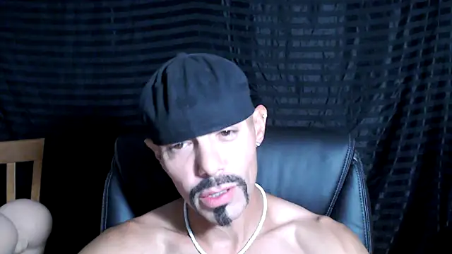 Snapshot of ThickD2C chatting on March 3, 6:29 pm ThickD2C online show from March 3, 6:29 pm