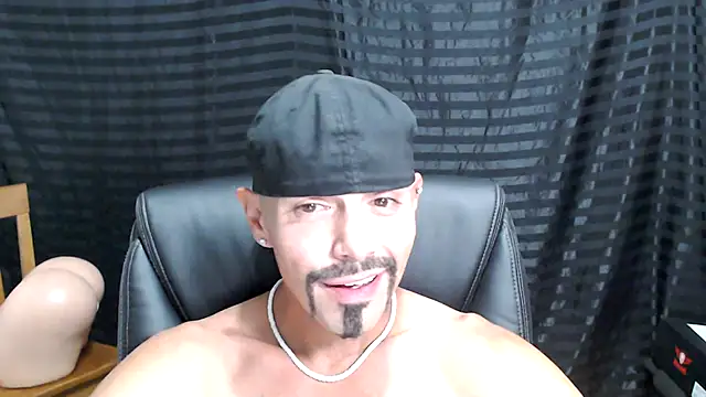 Snapshot of ThickD2C chatting on March 2, 7:52 pm ThickD2C online show from March 2, 7:52 pm