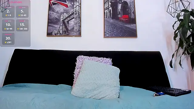 Snapshot of Sweet_Alessandre chatting on February 5, 7:53 pm Sweet Alessandre online show from February 5, 7:53 pm